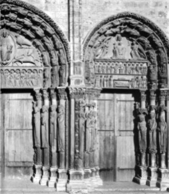 Königsportal, rechts: Madonna, im umrahmenden Bogen: die sieben freien Künste mit den entsprechenden antiken Wissenschaftlern; Engel