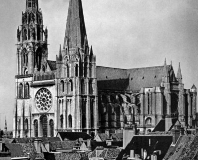 Blick auf die Kathedrale Notre Dame in Chartres von Sdwesten aus: man beachte die groe Westrose ber den drei Rundbgen der ltesten Fenster