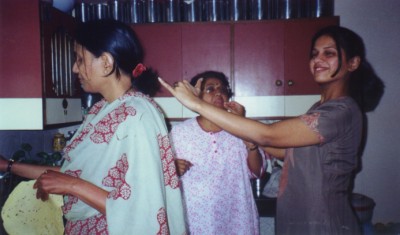 Sujata und Neeta; rechts: Rashmi