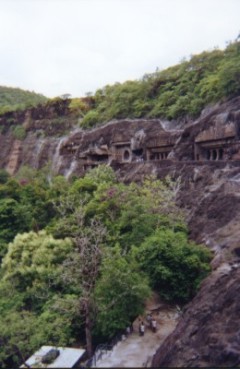 Blick am Rand der Schlucht entlang, Eingangsbereiche der Hhlenklster