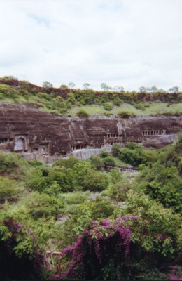 Die Höhlen von Ajanta, Blick zurück über die Schlucht hinweg zu den ersten Höhlen (von rechts nach links gezählt)