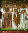Kaiser Justinian und Erzbischof Maximian mit Ministranten, bereit zur Liturgie