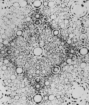 Feldionenmikroskop-Aufnahme eines Wolfram-Metallkristalls